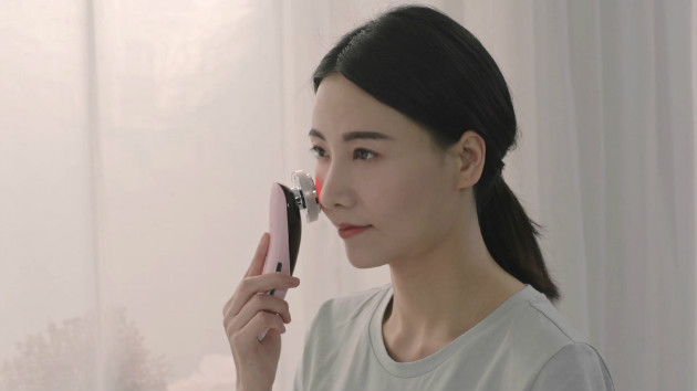 年輕的媽媽也開啟了這幾用美容儀的經驗；