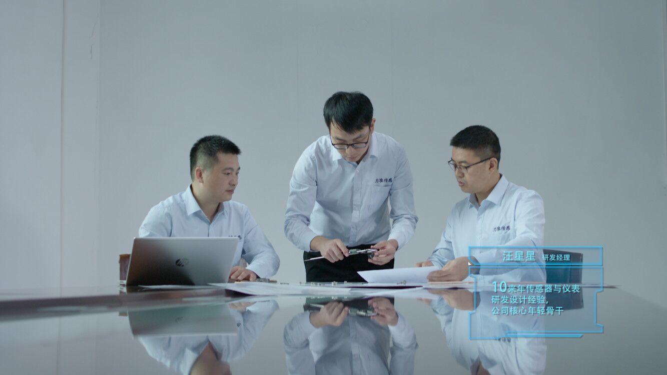 設計師一起討論，產品設計理念和追求精益求精的匠心精神